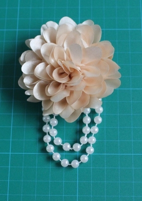 Şifon Yapay Beyaz Çiçek, İnci Kumaş Çiçek Corsages içinde Korsaj